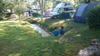 Le ruisseau qui traverse le camping